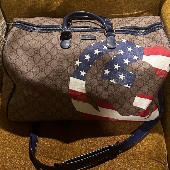 Gucci duffel bag/travel. Good for vacation/weekend getaway. unisex item. - Picture 8 of 9